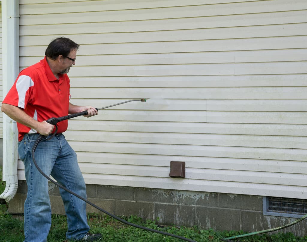 cleaning vinyl siding using pressure washer